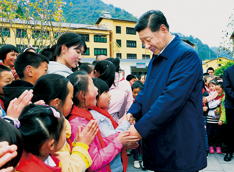 2019年4月15日至17日，中共中央總書記、國家主席、中央軍委主席習(xí)近平在重慶考察，并主持召開解決“兩不愁三保障”突出問題座談會。這是4月15日下午，習(xí)近平在石柱土家族自治縣中益鄉(xiāng)小學(xué)同學(xué)生們親切交談，詢問他們學(xué)習(xí)和生活情況。 